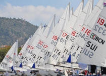 Jornada inusual a Roses, la manca de vent fa que s’anul•lin les proves del Campionat d’Europa de Laser Master